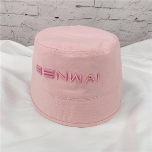 Chapeau bob en toile rose avec lettrage SENWAI brodé dans un style décontracté chic