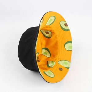 Détail du chapeau réversible en toile noire avec imprimé avocat sur fond orange