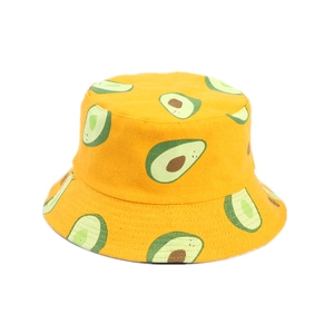 Bob en toile jaune avec motifs d'avocats verts frais sur fond blanc immaculé