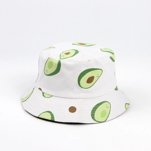 Gros plan du chapeau bob en toile blanche avec un motif imprimé d'avocats de dessin animé