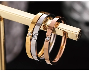 Makroansicht von drei minimalistischen Diamantringen in Gold Silber und Roségold