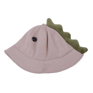 Détail du chapeau bob rose pour enfant avec décor de crête de dinosaure en velours