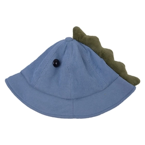 Détail d'un chapeau bob pour enfant en velours côtelé bleu ciel avec nageoires de dinosaure