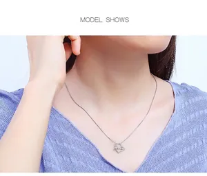 Model trägt eine minimalistische Herz-Halskette aus silbernem Edelstahl-Finish