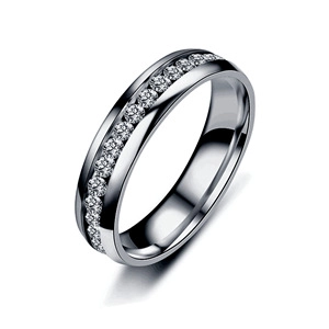 Anillo de eternidad plateado con una fila de brillantes cristales transparentes