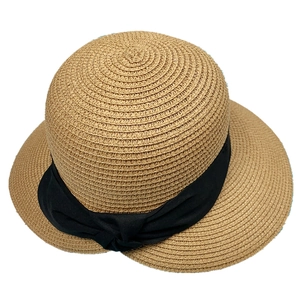 Cappello di paglia a tesa larga con nastro nero per vacanze estive in spiaggia