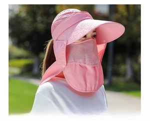 Dettaglio del cappello da sole rosa con tessuto traspirante e protezione per il viso