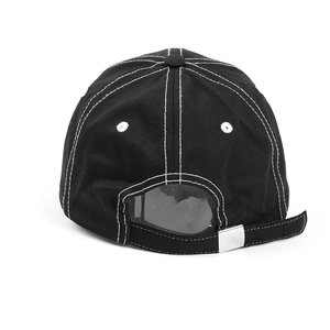 Rückansicht schwarze Baumwoll-Baseballkappe mit weißen Kontrastnähten und Metallschnalle