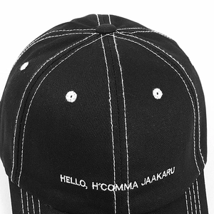 Nahaufnahme von Kontrastnähten und weißer Stickerei auf einer schwarzen Baseballkappe