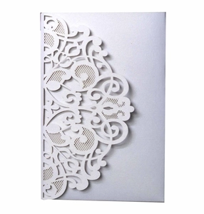Vue détaillée du faire-part de mariage blanc avec motifs floraux découpés au laser