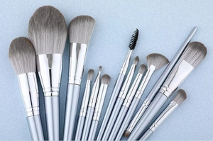 Set di 14 pennelli da trucco professionali con setole sintetiche e manici argento