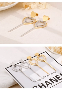 Détail de boucles d'oreilles pendantes cœur en acier inoxydable fini or et argenté