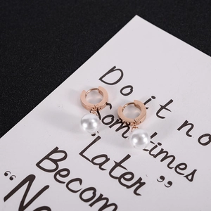 Boucles d'oreilles créoles en or rose 18 carats avec perles blanches élégantes