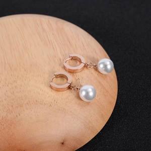 Boucles d'oreilles créoles en acier titane rose 18K avec perles rondes blanches