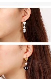 Detailansicht der Vintage Barock-Ohrringe mit Perlen und geometrischem Design