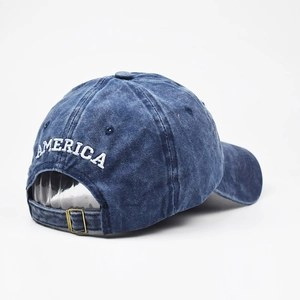 Vista posteriore del cappellino in denim lavato con ricamo America bianco e fibbia in metallo