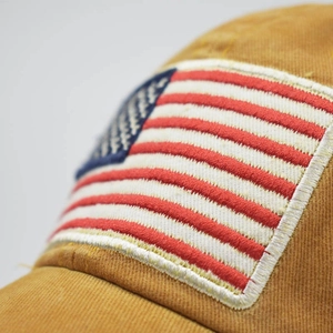 Dettaglio della trama in velluto a coste vintage e ricamo bandiera americana sul cappello