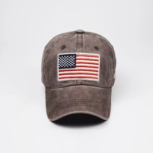 Dettaglio del cappello da baseball vintage in tela lavata con toppa della bandiera USA
