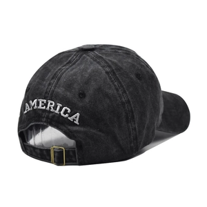 Vista posteriore cappello in cotone lavato con ricamo AMERICA e fibbia in metallo regolabile