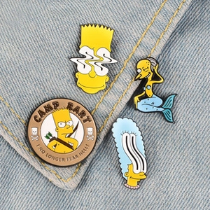 Détail de broches en émail de personnages de dessins animés sur tissu en denim bleu vif
