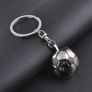 Detailansicht des Fußball-Schlüsselanhängers aus Metall mit Textur auf Lederhintergrund