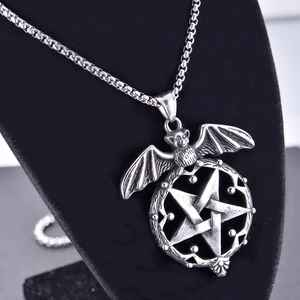 Pendentif chauve-souris et pentagramme en acier inoxydable sur support noir