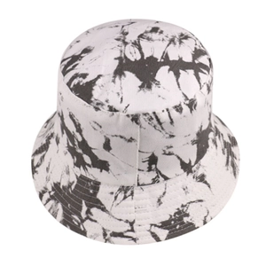 Détail d'un bob en coton tie-dye motif marbré avec coutures de précision sur le bord