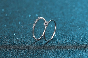 Macro detail of sparkling S925 silver moissanite floral ring and wedding band set