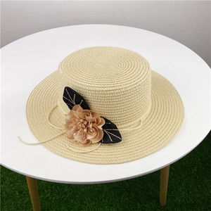 Cappello di paglia a tesa larga da donna con fiore decorativo per vacanze al mare