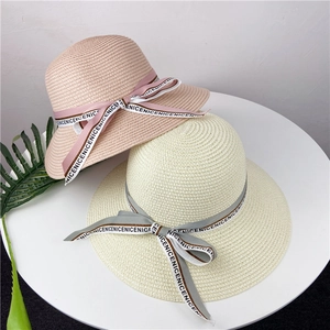 Chapeaux de plage en paille pour femmes en rose et crème avec rubans et nœud chic