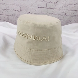 Chapeau bob en toile beige avec broderie SENWAI dans un style coréen minimaliste