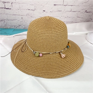 Cappello da sole in paglia kaki con perline colorate e dettaglio nappa rosa