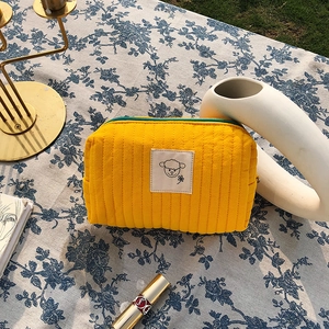 Pochette trucchi trapuntata gialla a fiori con zip verde e dettaglio applicazione pecora