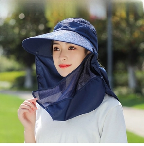 Dettaglio del cappello da sole blu navy con maschera rimovibile e protezione per il collo
