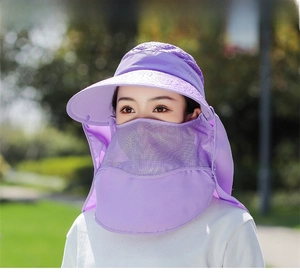 Dettaglio del cappello da sole lilla con maschera traspirante e protezione per la nuca