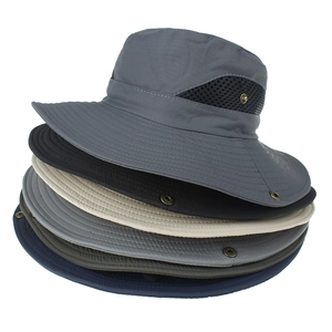 Dettaglio di cappelli da sole con rete traspirante e fibbie metalliche regolabili