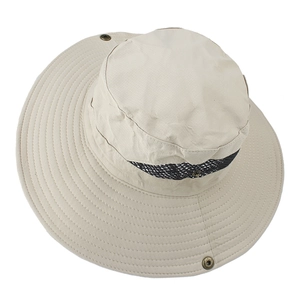 Dettaglio della maglia traspirante e dei bottoni sulla tesa larga del cappello da sole