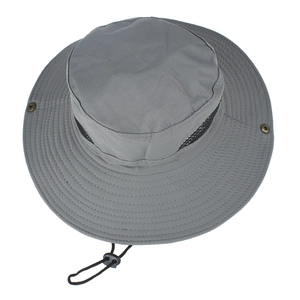 Dettaglio cappello grigio con rete traspirante nera e cordino sottogola regolabile
