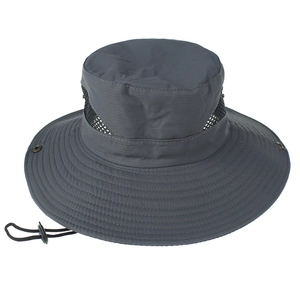 Dettaglio cappello parasole grigio scuro con rete traspirante e cordino antivento regolabile