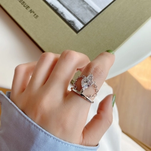 Detailed close-up of a 925 sterling silver crown ring with a heart-shaped zircon