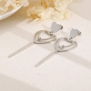Boucles d'oreilles cœur en argent poli avec barres métalliques sur surface texturée