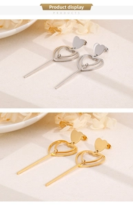 Détail de boucles d'oreilles pendantes double cœur en finitions dorée et argentée