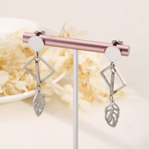 Orecchini pendenti a foglia in argento con forme geometriche a rombo per donna