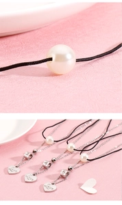 Vue détaillée du pendentif cœur gravé Love et du collier de perles numérotées