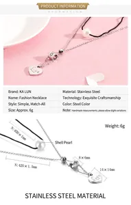 Détail d'un collier double en acier inoxydable avec perle de nacre et pendentif cœur