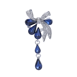 Broche nœud argentée élégante avec pendentifs en cristal bleu foncé et strass blancs