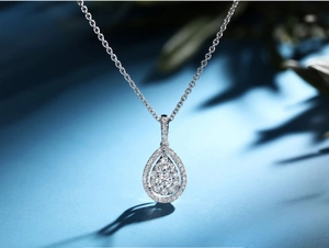 Élégant collier pendentif poire en argent avec zircons étincelants et micro-pavage chic
