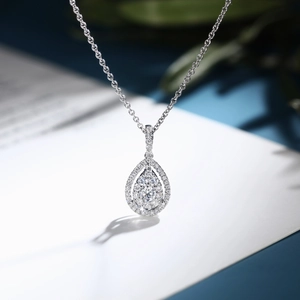 Collier avec pendentif goutte en zircon et halo sur chaîne argentée pour mariée