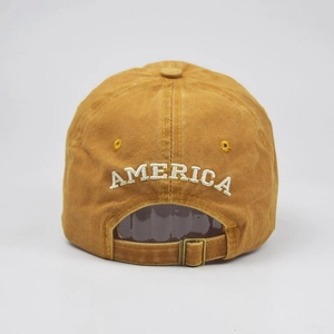Dettaglio di cappellino da baseball in cotone lavato con ricamo AMERICA bianco sul retro