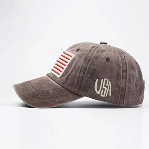 Vista laterale del cappello in cotone lavato con toppa bandiera USA e ricamo USA